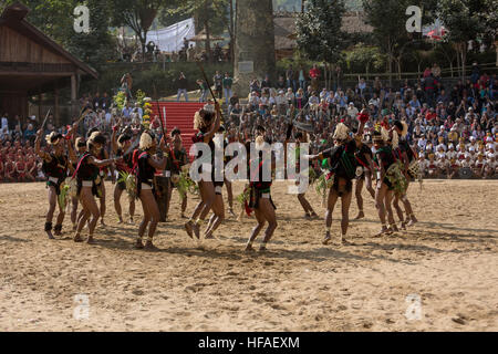 Konyak membres de la troupe Longchang (Mon) à la scène du Festival, 2015 Calao Kisama, village du district de Kohima, Nagaland, Inde. Banque D'Images