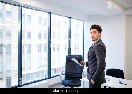 Businessman avec une tablette dans les mains de l'office sur l'backgrou Banque D'Images