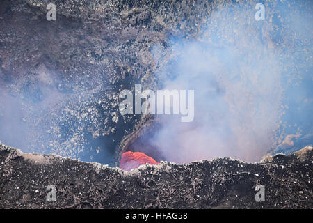 À la recherche dans le cratère volcanique actif Santiago à Masaya, au Nicaragua avec les gaz émis en permanence et la lave peut être vu Banque D'Images