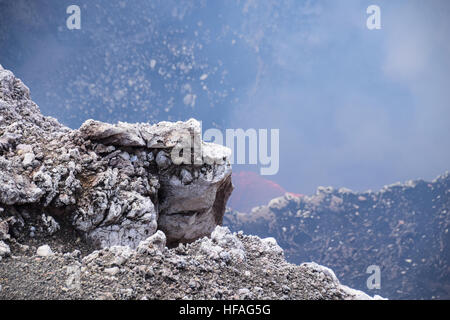 À la recherche dans le cratère volcanique actif Santiago à Masaya, au Nicaragua avec les gaz émis en permanence et la lave peut être vu Banque D'Images