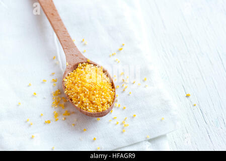 La farine de maïs Polenta biologiques crus (Grit) over white background with copy space - ingrédient alimentaire sain Banque D'Images
