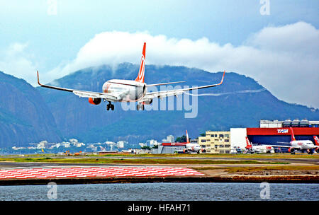 Boeing 737 de la Gol Airlines atterrissant à l'aéroport de Santos Dumont de Rio de Janeiro Brésil Banque D'Images