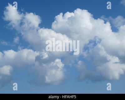 Les nuages blancs dans un ciel bleu ensoleillé Banque D'Images