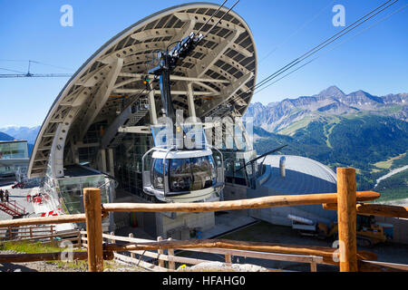Nouvelle cabine de téléphérique SKYWAY MONTE BIANCO sur le versant Italien du Mont Blanc, démarrer à partir d'Entreves à Punta Helbronner à 3466 mt,je Banque D'Images