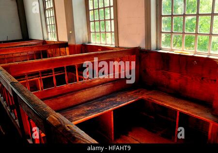 Rockingham, New York - 18 septembre 2014 : Intérieur de l'église de maison de réunion 1787 avec bancs en bois taillées à la main * Banque D'Images