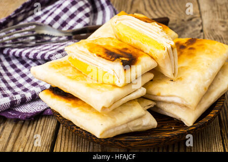 Pain pita frit avec du fromage Banque D'Images