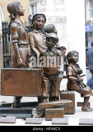 Frank Meisler sculpture en bronze du Kindertransport - l'arrivée. La gare de Liverpool Street, London, UK Banque D'Images