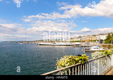 Lac de Genève sur une journée ensoleillée. Banque D'Images