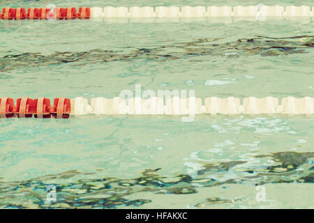 Lane Lines et les marqueurs sont vus dans une piscine intérieure. Banque D'Images