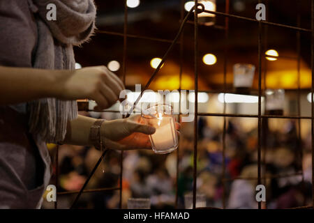 Riga, Lettonie. 28 Dec, 2016. Un bénévole allume une bougie sur l'autel de l'avant de la prière du soir. 15 000 pèlerins de l'Europe et au-delà se sont réunis à Riga en Lettonie pour la réunion européenne de la jeunesse de la communauté de Taizé sur le thème Le Pèlerinage de confiance sur la terre". La communauté de Taizé est un ordre monastique chrétien interconfessionnel de la France. © Michael Debets/Pacific Press/Alamy Live News Banque D'Images