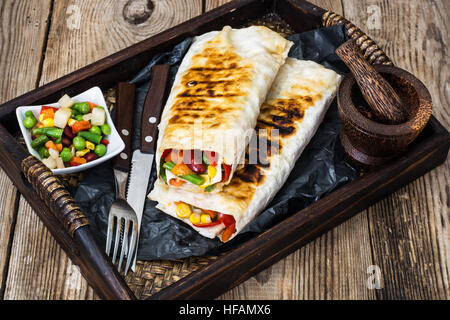 Shawarma avec des légumes sur un fond de bois Banque D'Images