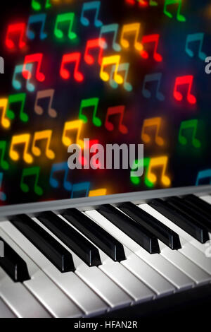 Clavier de piano avec Notes Bokeh Banque D'Images