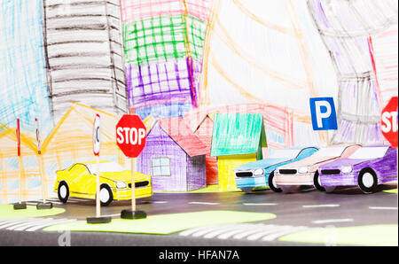 Le trafic routier dans la ville du jouet avec parking et les voitures Banque D'Images