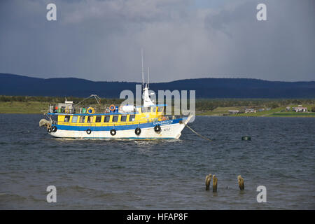 Les bateaux et les navires à Seno Ultima Esperanza (dernier espoir de son) un jour de pluie, Puerto Natales, en Patagonie, au Chili Banque D'Images