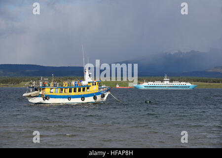 Les bateaux et les navires à Seno Ultima Esperanza (dernier espoir de son) un jour de pluie, Puerto Natales, en Patagonie, au Chili Banque D'Images