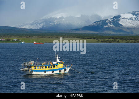 Les bateaux et les navires à Seno Ultima Esperanza (dernier espoir de son) un jour de pluie, Puerto Natales, en Patagonie, au Chili Banque D'Images