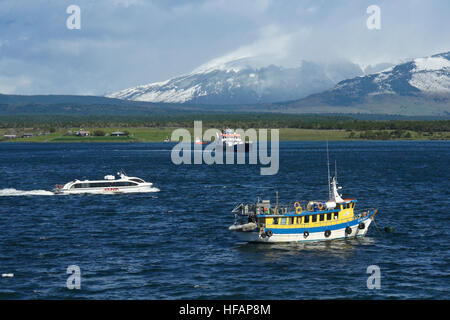 Les bateaux et les navires à Seno Ultima Esperanza (dernier espoir de son), Puerto Natales, en Patagonie, au Chili Banque D'Images