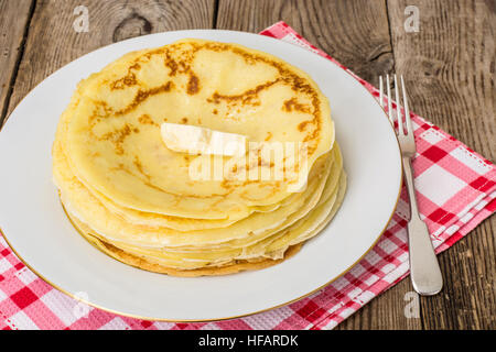 Crêpes minces avec du beurre Banque D'Images