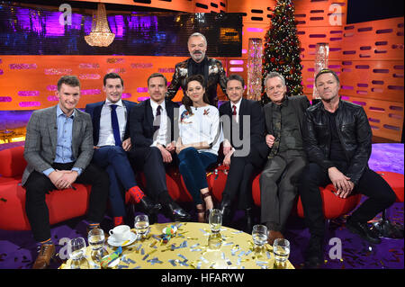 Graham Norton de l'hôte (rangée arrière) avec (de gauche à droite à l'avant ) Gary O'Donovan, Paul O'Donovan, Michael Fassbender, Marion Cotillard, James McAvoy, Frank Skinner et Pete Tong pendant le tournage de The Graham Norton Show à la London Studios, le sud de Londres, pour être diffusé sur BBC One le soir du Nouvel An. Banque D'Images