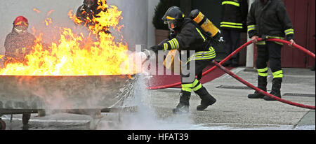 Les pompiers lors d'un entraînement au large un énorme incendie dans le brasero Banque D'Images