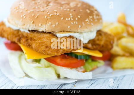 Table en bois avec un poisson frais Burger (close-up shot, selective focus) Banque D'Images