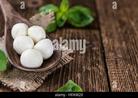 La Mozzarella fraîche (close-up shot) sur fond de bois (selective focus) Banque D'Images