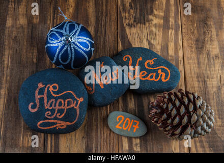 Bonne année 2017. Lettrage à la main écrit sur cailloux. Banque D'Images