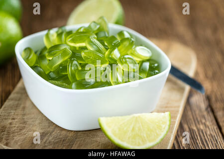 Gummy Candy Lime avec goût (selective focus) sur fond de bois Banque D'Images