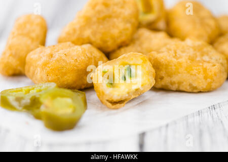 Nuggets de fromage maison (avec des piments forts) sur vintage background (selective focus ; close-up shot) Banque D'Images