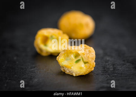 Chili Cheese Nuggets sur un arrière-plan vintage comme détaillé close-up shot (selective focus) Banque D'Images