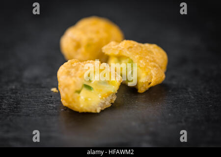 Quelques Piments Nuggets de fromage sur une dalle d'ardoise vintage (selective focus) Banque D'Images