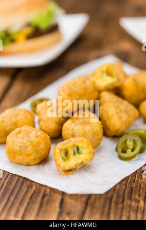 Nuggets de fromage maison (avec des piments forts) sur vintage background (selective focus ; close-up shot) Banque D'Images