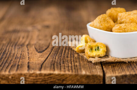 Nuggets de fromage maison (avec des piments forts) sur vintage background (selective focus ; close-up shot) Banque D'Images