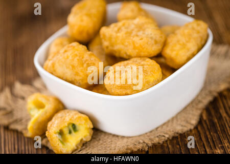 Nuggets de fromage maison (avec des piments forts) sur vintage background (selective focus ; close-up shot) Banque D'Images