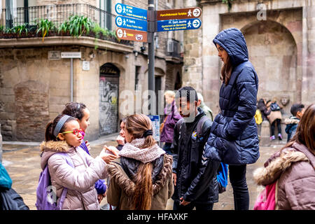 L'école les enfants jouent dans les rues du quartier gothique de Barcelone, Espagne Banque D'Images