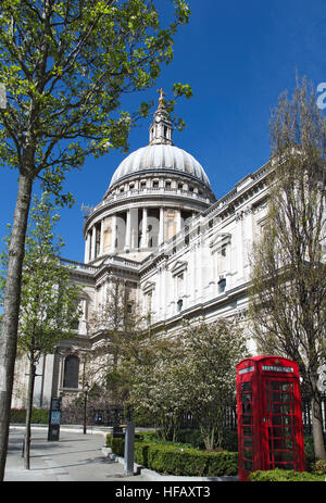 Printemps La Cathédrale St Paul à Londres Banque D'Images