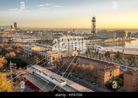 Telefèric téléphérique de Montjuïc de Barcelone Espagne donnent sur skyline vue aérienne matin lever du soleil coucher du soleil. Banque D'Images