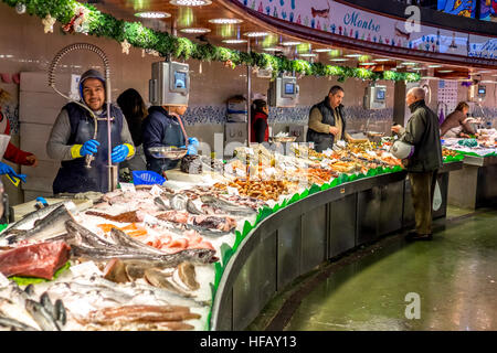 Mercado de la Boqueria marché de poissons et fruits de mer à Barcelone. Banque D'Images