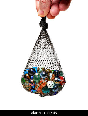 Homme main tenant un sac de billes multicolores isolé sur fond blanc Banque D'Images
