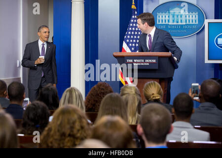 Secrétaire de presse Josh Earnest répond aux questions, comme le président Barack Obama Collège Journée surprises journaliste journalistes étudiants dans le James S. Brady salle des conférences de presse de la Maison Blanche, le 28 avril 2016. Banque D'Images