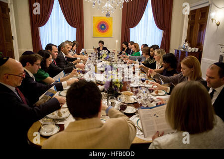 Le président Barack Obama et Première Dame Michelle Obama l'hôte d'un Seder pascal dîner avec des amis et des membres du personnel de l'ancienne salle à manger de la famille de la Maison Blanche, le 28 avril 2016. Banque D'Images