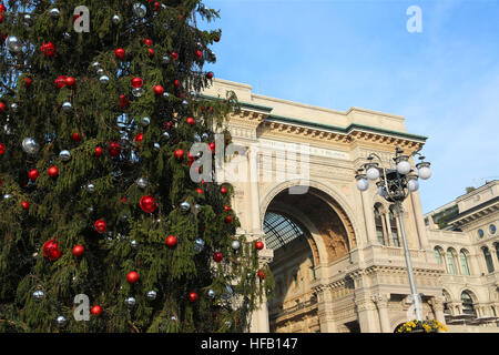 Grand arbre de Noël et galerie dédiée au roi d'Italie Victor-Emmanuel II à Milan, ville d'Italie Banque D'Images