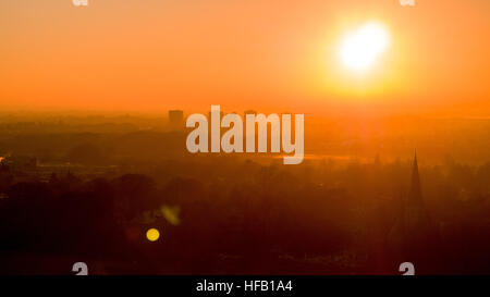 Les couchers de soleil sur Sunbury-on-Thames, dans l'ouest de Londres. Banque D'Images