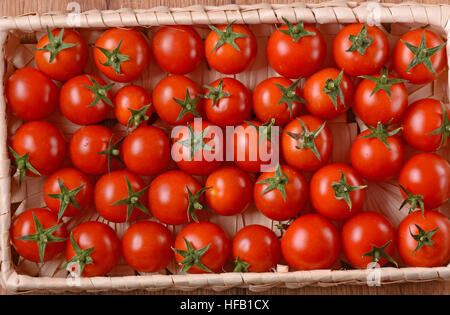 Tas de tomates cerises rouges Banque D'Images