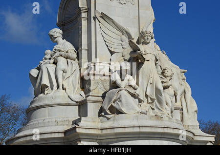 Un détail de l'Édifice commémoratif Victoria à l'extérieur de Buckingham Palace dans le Mall, Londres. De gauche à droite : la maternité et la vérité Banque D'Images