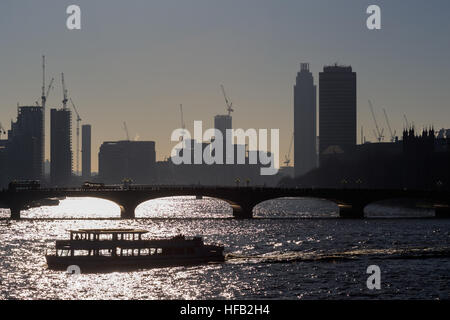 Une vue de la Golden Jubilee Bridges à la recherche sur la Tamise vers pont de Westminster au centre de Londres. Banque D'Images