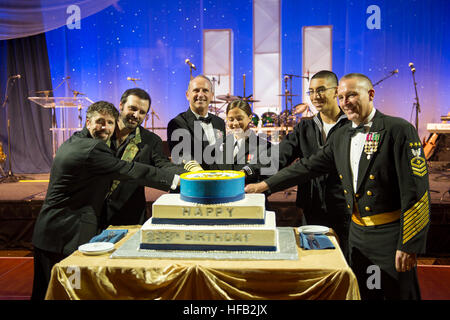 WASHINGTON (oct. 12, 2013) De gauche à droite, retraité Navy SEAL Le lieutenant Jason Redman, chanteuse de musique country Mark Wills, chef des opérations navales (ONC) Adm. Jonathan Greenert, les deux plus jeunes marins en présence et de Master Chief Petty Officer de la Marine Mike Stevens couper un gâteau d'anniversaire ensemble à l'anniversaire de la Marine américaine à Washington, D.C. Ball la balle était à l'occasion de 238e anniversaire de la Marine le 13 octobre 2013. (U.S. Photo par marine Spécialiste de la communication de masse en chef Peter D. Lawlor/libérés) 131012-N-WL435-343 http://www.navy.mil/viewGallery.asp http://www.facebook.com/U Rejoignez la conversation Banque D'Images