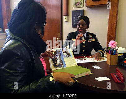 150306-N-VN372-002 HOUSTON, Texas -- (6 mars 2015), commandant de recrutement pour la Marine La Marine commande adm arrière. Annie B. Andrews (à droite) parle avec Houston's Young Women's Preparatory Academy Delesa Principal O'Dell Thomas 6 mars. Andrews ont visité l'école dans le cadre d'une visite de deux jours de recrutement pour la Marine (BDNI) Houston pour rencontrer des recruteurs de la marine, les responsables des écoles et les dirigeants de la ville. Recrutement pour la marine Houston District cherche des candidats de qualité dans toute la région, d'aider la Marine à atteindre leurs objectifs d'embauche tout en menant des activités de bénévolat conçu pour aider à redonner à la ville Banque D'Images