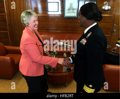 150306-N-VN372-003 HOUSTON, Texas -- (6 mars 2015), commandant de recrutement pour la Marine La Marine commande adm arrière. Annie B. Andrews (à droite) rencontre avec l'honorable maire de Houston Annise Parker le 6 mars. Andrews a visité le maire dans le cadre d'une visite de deux jours de recrutement pour la Marine (BDNI) Houston pour rencontrer des recruteurs de la marine, les responsables des écoles et les dirigeants de la ville. Recrutement pour la marine Houston District cherche des candidats de qualité dans toute la région, d'aider la Marine à atteindre leurs objectifs d'embauche tout en menant des activités de bénévolat conçu pour aider à redonner à la ville de Houston et les communautés environnantes Banque D'Images