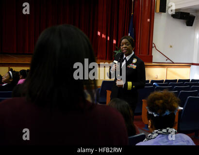 150306-N-VN372-006 HOUSTON, Texas -- (6 mars 2015), commandant de recrutement pour la Marine La Marine commande adm arrière. Annie B. Andrews répond à une question d'un élève au Houston's Young Women's Preparatory Academy le 6 mars. Andrews ont visité l'école dans le cadre d'une visite de deux jours de recrutement pour la Marine (BDNI) Houston pour rencontrer des recruteurs de la marine, les responsables des écoles et les dirigeants de la ville. Recrutement pour la marine Houston District cherche des candidats de qualité dans toute la région, d'aider la Marine à atteindre leurs objectifs d'embauche tout en menant des activités de bénévolat conçu pour aider à redonner à la ville de Houston un Banque D'Images